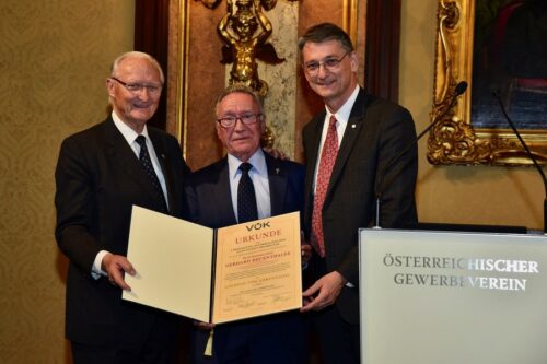 Goldene VÖK Ehrennadel für Herrn KR Gerhard Brunnthaler